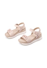 Infradito rosa chiaro con una comoda tomaia sintetica, cinturino alla caviglia e una larga fascia anteriore con logo decorativo. Suola bianca a strati e spessa.