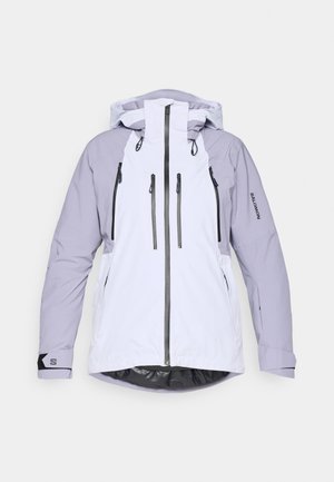 Giacca impermeabile bianca e lavanda chiara, dotata di cappuccio, numerose tasche con zip, polsini regolabili e una finitura liscia e texturizzata.