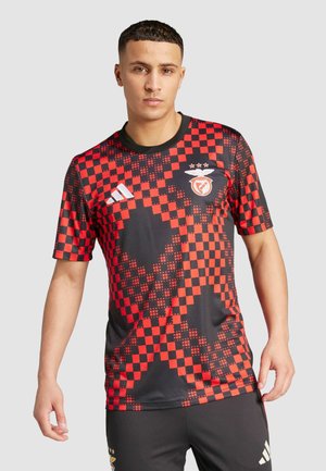Sort og rød kortærmet sportsjersey med ternet mønster, med rund hals og holdlogo på venstre bryst.