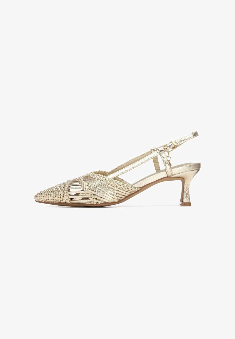 Gouden metallic slingback kitten heel-schoen met gevlochten design en puntige neus op witte achtergrond.