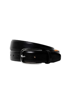 Ceinture en cuir noir enroulée avec boucle en métal argenté et plusieurs trous de réglage sur fond blanc.