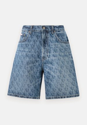 Shorts in denim azzurro chiaro con un delicato motivo a leopardato, caratterizzati da una vita classica, passanti per la cintura e tasche anteriori.