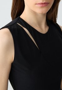 Schwarzes ärmelloses Top mit glatter Textur, featuring asymmetrische Ausschnitte an den Schultern und einem taillierten Design, das sich der Körperform anpasst.