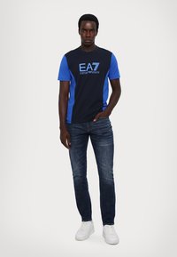 EA7 Emporio Armani Apdrukāts T-krekls - dark blue