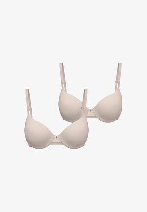 Deux soutiens-gorge à coque moulée beige avec bretelles réglables et armatures, sur fond blanc.