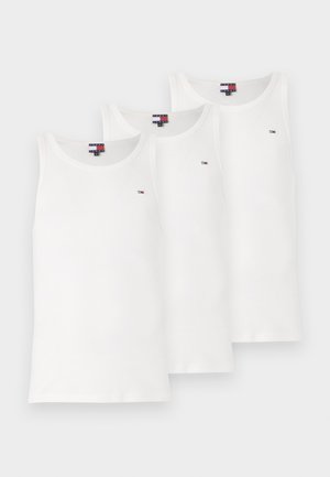 Trois débardeurs blancs avec encolure ronde, fabriqués en coton doux, affichant un petit logo de marque sur la poitrine, texture lisse.