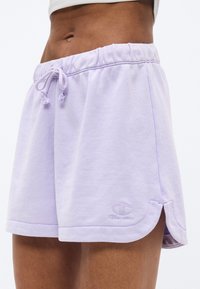 Μωβ βαμβακερά σορτς με ελαστική μέση, ρυθμιζόμενο κορδόνι, πλαϊνές σχισμές και κεντημένη λεπτομέρεια με λογότυπο. Μαλακή υφή και casual σχεδιασμός.