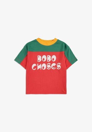 Camiseta de manga corta con colores rojo, verde y amarillo, con "BOBO CHOSES" impreso en blanco, fabricada en algodón suave y con un corte clásico.