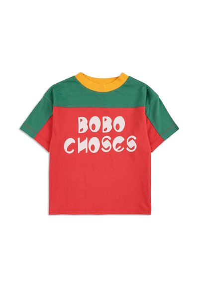 Tričko s krátkym rukávom v červených, zelených a žltých farbách, so slovami "BOBO CHOSES" vytlačenými bielou farbou, z jemnej bavlny a s klasickým strihom.