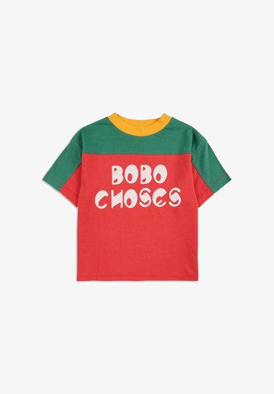 T-shirt med korte ærmer i rød, grøn og gul, med "BOBO CHOSES" trykt i hvid, lavet af blødt bomuldsstof og en klassisk pasform.