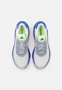 adidas Performance SUPERNOVA STRIDE - Silniční běžecké boty - off white/green spark/lucid blue