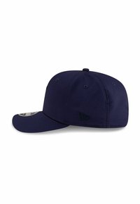 Marineblaue Baseballkappe aus glattem Stoff. Hat einen gebogenen Schirm und ein gesticktes Logo-Detail an der Seite. Verstellbarer Riemen hinten.