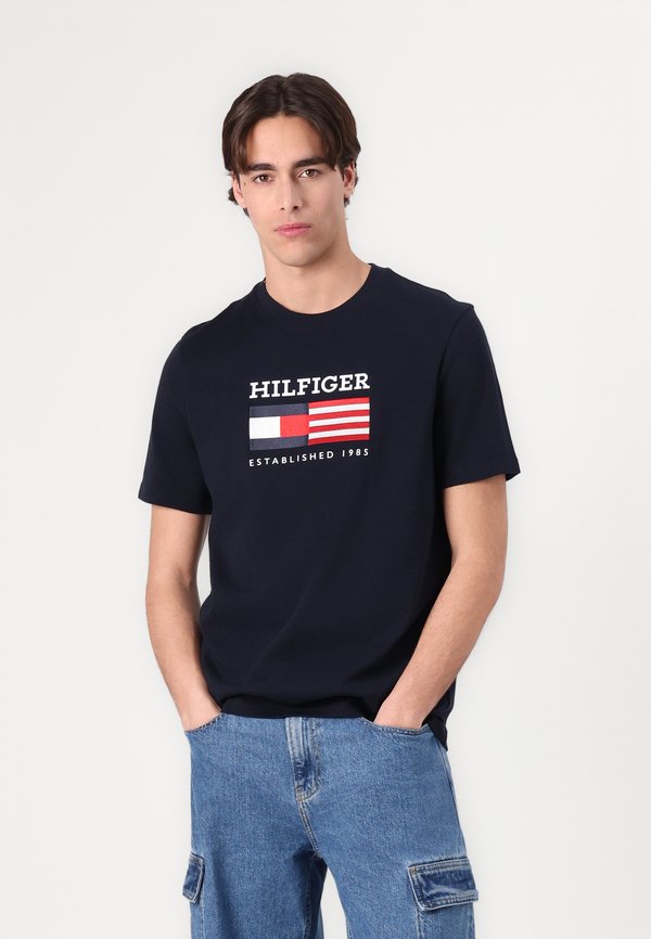 AMERICANA MONOTYPE FLAG BOX TEE UNISEX - Print T-shirt - desert sky3