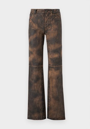 Καφέ τζιν παντελόνι καμπάνα με ξεθωριασμένο, υφασμάτινο τελείωμα. Διαθέτει πέντε τσέπες, θηλιές για ζώνη και κούμπωμα με κουμπί. Επίπεδες ραφές και φαρδύ πόδι.