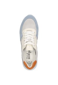 Baskets de sport avec un dessus en suede bleu clair, cuir blanc perforé et accent de talon orange. Dotées de lacets blancs et d'une semelle intérieure rembourrée.