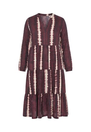 Langärmeliges Midikleid mit Stufen und V-Ausschnitt, mit vertikalen, bordeauxroten und cremefarbenen Batikstreifen auf leichtem Stoff.