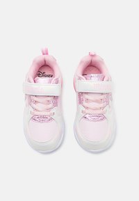 Scarpe sportive rosa con una base bianca, caratterizzate da un accento glitterato, una fascia regolabile e un design con lacci con il logo "Minnie".