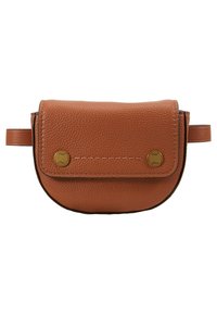 Sac banane en cuir texturé marron avec fermeture à rabat sécurisée par deux boutons ronds en laiton et boucles latérales assorties.