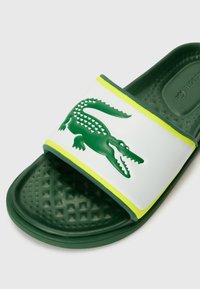 Lacoste SERVE - Pool slides - dark green/yellow
