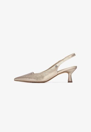 Zapato slingback de punta puntiaguda en cuero metálico dorado. Cuenta con un tacón bajo tipo kitten y superficie texturizada. Botón decorativo cerca de la correa del talón.