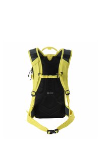 Mochila ergonómica amarilla con detalles en negro, correas acolchadas, panel trasero texturizado y hebillas ajustables en el pecho y la cintura para un ajuste seguro.