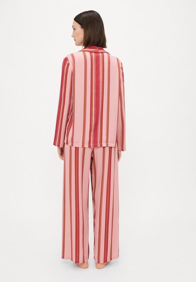 Pyjama-set bestaande uit een langwerpige, met kraag, bovenstuk en een broek met wijde pijpen. Gestreept patroon in tinten roze, rood en bruin. Zachte, gladde stof.