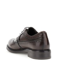 Hnědé kožené společenské boty s perforovaným zdobením, kulatou špičkou a nízkým černým podpatkem. Hladký povrch a klasické šněrování.