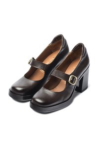 Zapatos Mary Jane de cuero marrón con punta redondeada, tacón grueso y una correa con una hebilla dorada. Textura suave y plantilla acolchada.