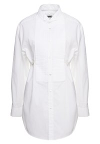 Vit långärmad skjorta med knappar, med plisserad baksida och ståkrage, som har subtila sidband detaljer.