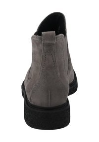 Bota de ante gris hasta el tobillo con una suela de goma negra texturizada, paneles laterales elásticos y una lengüeta en la parte posterior para facilitar el uso.