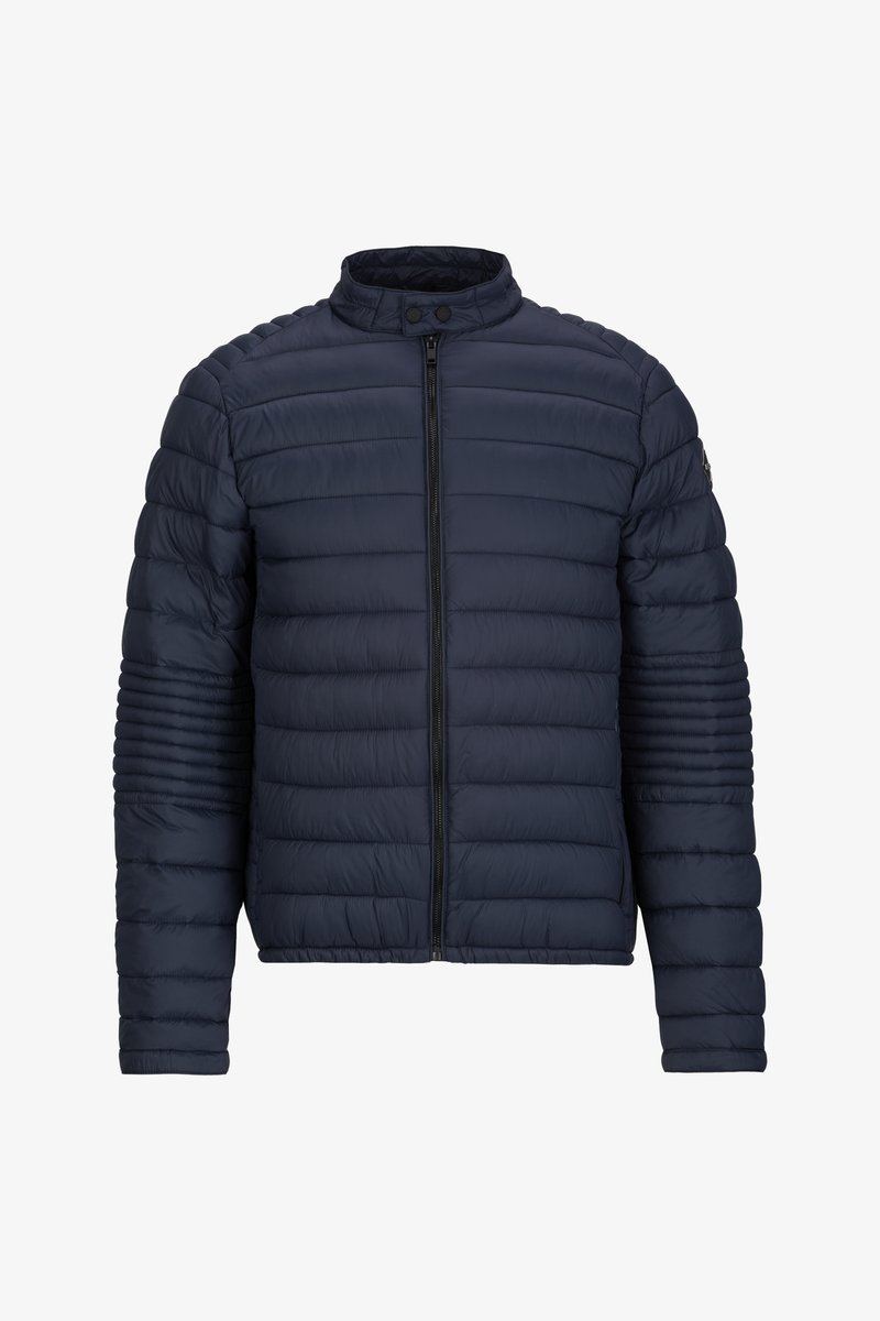 Veste matelassée bleu marine avec rembourrage horizontal, fermeture éclair à l'avant, col haut avec boutons-pression et détails côtelés sur les manches.