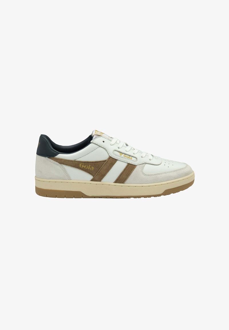 Sneaker in pelle bianca con dettagli in suede marrone e due strisce bianche. Caratterizzato da una suola crema e un tallone nero. Logo dorato sul lato.