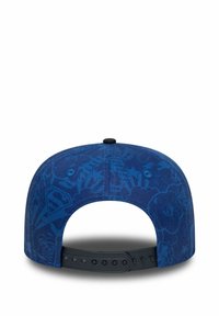 Blauer Baseball-Cap mit strukturiertem Muster und verstellbarem Plastikband. Das Design verfügt über tonale Grafiken und eine abgerundete Krone.
