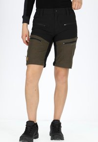 Buiten shorts in zwart en olijfgroen, gemaakt van duurzaam materiaal met vier ritszakken. Bevat een reguliere pasvorm en een knielange snit.