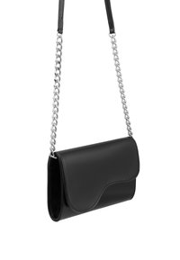 Borsa a mano in pelle nera con una pattina anteriore curva, dotata di una tracolla in catena argentata. Texture liscia e forma rettangolare elegante.
