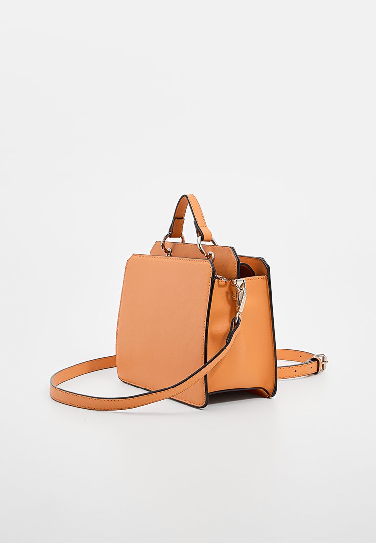 Borsa in finta pelle arancione strutturata con base piatta, manici corti, una lunga tracolla regolabile e dettagli neri. Texture liscia.