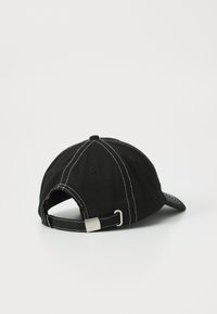 Sort kasket med kontrasterende hvid stitching, en buet skygge og en justerbar metalrem bagpå, lavet af et ensartet, struktureret stof.