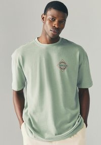 Next TABASCO LICENCE GRAPHIC - T-shirts print - green wash