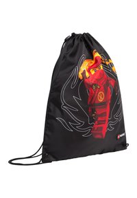 Plecak ze sznurkiem wykonany z czarnego materiału, z czerwonym bohaterem ninja z płomieniami. Projekt zawiera białe kontury oraz markę LEGO.