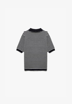 Strikket polo med korte ærmer i navy og hvid, med bølgede striber, en ribbet krave og en tekstureret overflade.