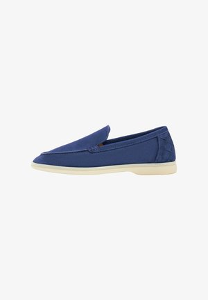 Heren loafer in marineblauw met instapmodel, beige zool en een gestructureerd hieldetail, zijaanzicht op een witte achtergrond.
