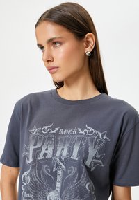 Koton - T-shirt z nadrukiem