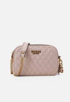 Sac bandoulière en cuir synthétique matelassé rose poudré avec des garnitures dorées, doté d'une sangle chaîne amovible et d'un accent logo.