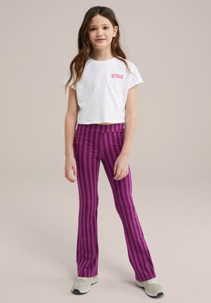 Tricou alb scurt cu text roz și colanți evazați cu dungi violet. Colanții au dungi verticale și o textură netedă.