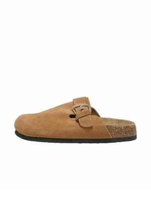 Zoccoli in suede marrone con punta arrotondata, cinghia regolabile, soletta in sughero e suola in gomma testurizzata. Design minimalista senza motivi notevoli.
