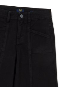 Pantalon en denim noir avec une coupe droite, doté d'une fermeture à bouton, de deux poches avant et de coutures ton sur ton. Fabriqué en tissu en coton durable.
