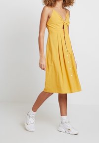 Missguided Denní šaty - yellow