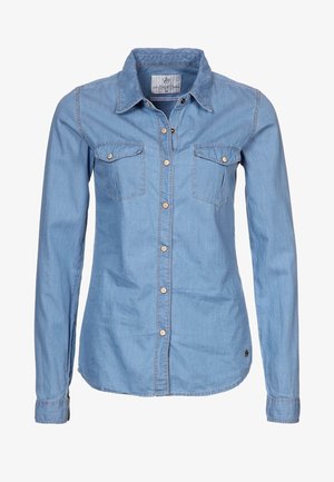 Camisa de mezclilla azul claro de manga larga con cierre de botones en el frente y dos bolsillos en el pecho con botones, con un cuello clásico.