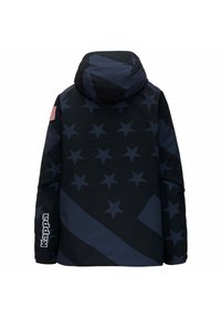 Giacca nera con cappuccio, caratterizzata da un motivo a stelle scure, strisce diagonali e un logo bianco "Kappa" sulla manica. Accentazione con la bandiera degli Stati Uniti.