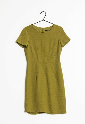 Vestido verde oliva con mangas cortas, tejido texturizado, corsé ajustado y falda ligeramente acampanada. Presenta un detalle de cremallera en la parte posterior.